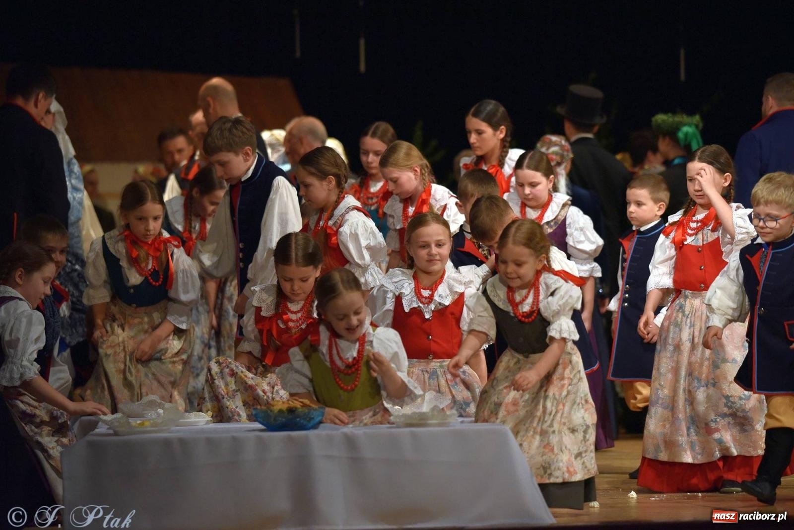 Zdjęcie w galerii na portalu naszraciborz.pl: Źródło wystawiło w RCK Wesele śląskie. Piękne widowisko pełne folkloru [FOTO i WIDEO] wiadomości z regionu