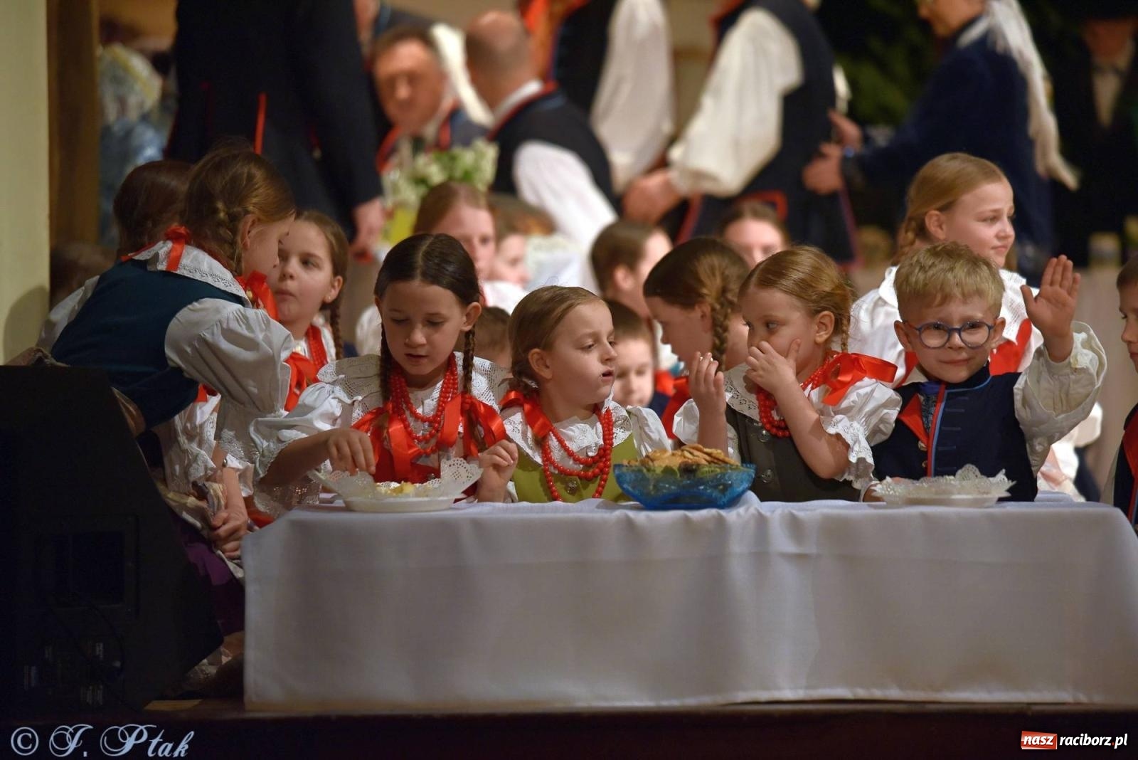 Zdjęcie w galerii na portalu naszraciborz.pl: Źródło wystawiło w RCK Wesele śląskie. Piękne widowisko pełne folkloru [FOTO i WIDEO] wiadomości z regionu