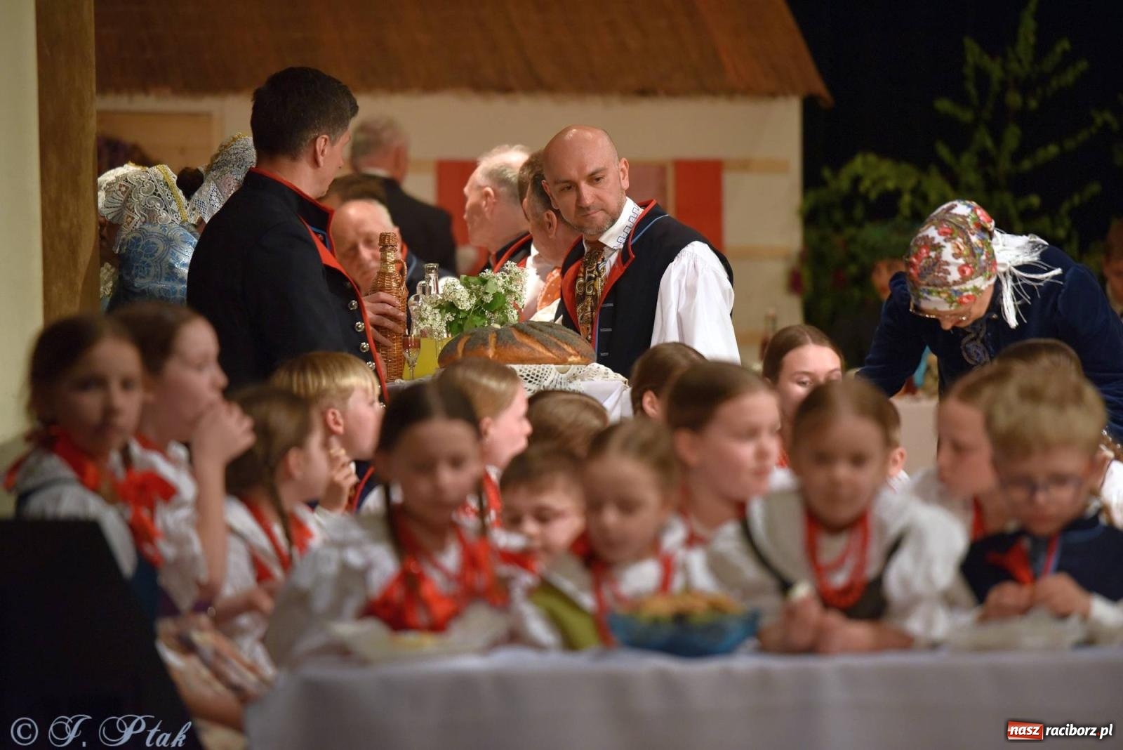 Zdjęcie w galerii na portalu naszraciborz.pl: Źródło wystawiło w RCK Wesele śląskie. Piękne widowisko pełne folkloru [FOTO i WIDEO] wiadomości z regionu