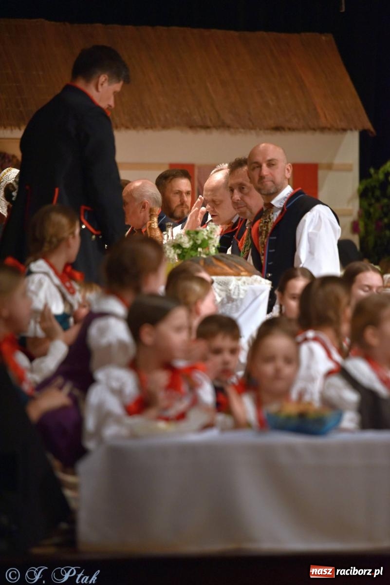 Zdjęcie w galerii na portalu naszraciborz.pl: Źródło wystawiło w RCK Wesele śląskie. Piękne widowisko pełne folkloru [FOTO i WIDEO] wiadomości z regionu