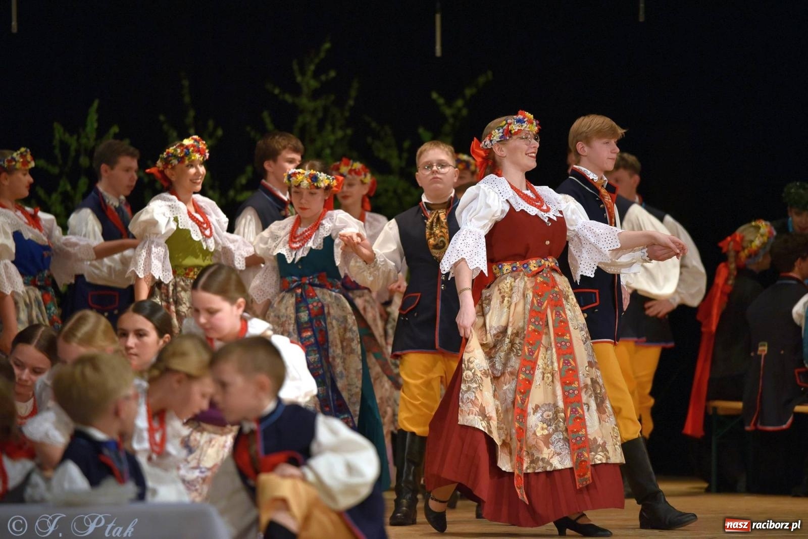 Zdjęcie w galerii na portalu naszraciborz.pl: Źródło wystawiło w RCK Wesele śląskie. Piękne widowisko pełne folkloru [FOTO i WIDEO] wiadomości z regionu