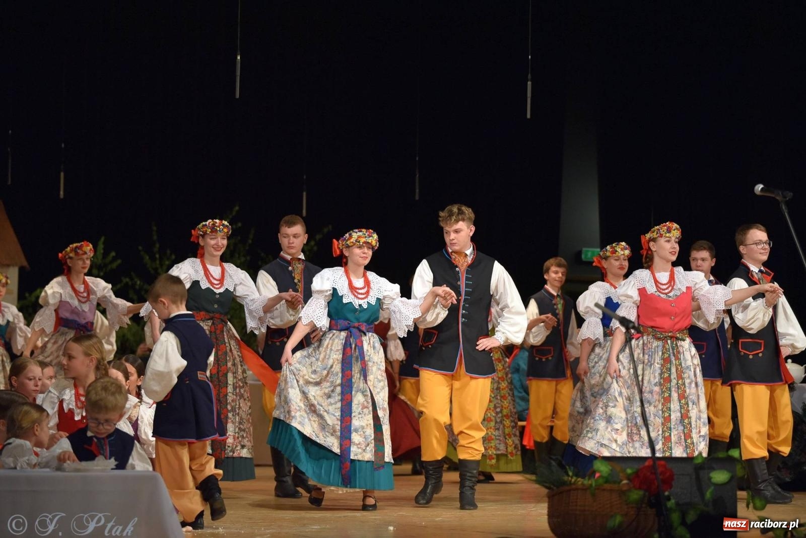Zdjęcie w galerii na portalu naszraciborz.pl: Źródło wystawiło w RCK Wesele śląskie. Piękne widowisko pełne folkloru [FOTO i WIDEO] wiadomości z regionu