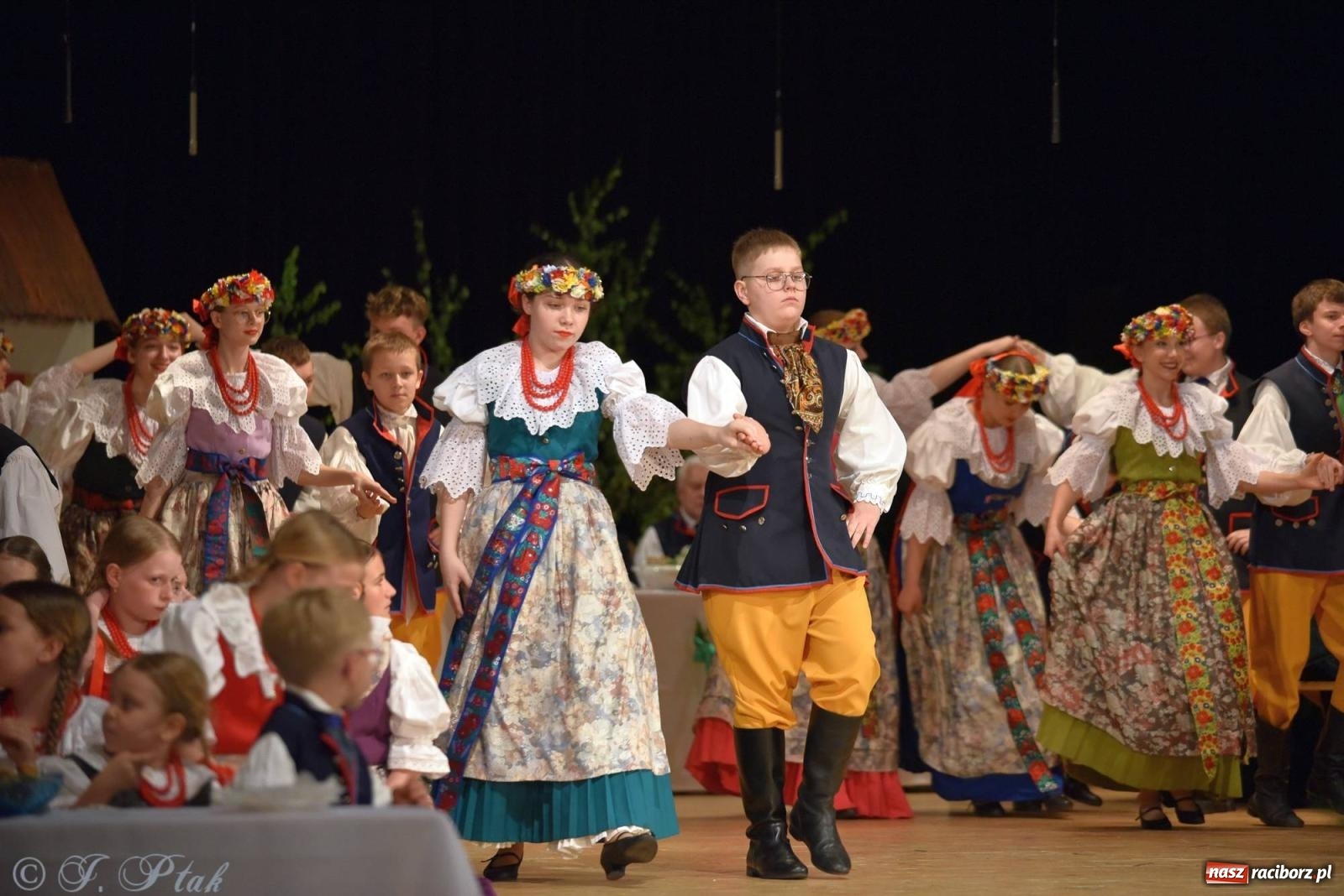 Zdjęcie w galerii na portalu naszraciborz.pl: Źródło wystawiło w RCK Wesele śląskie. Piękne widowisko pełne folkloru [FOTO i WIDEO] wiadomości z regionu