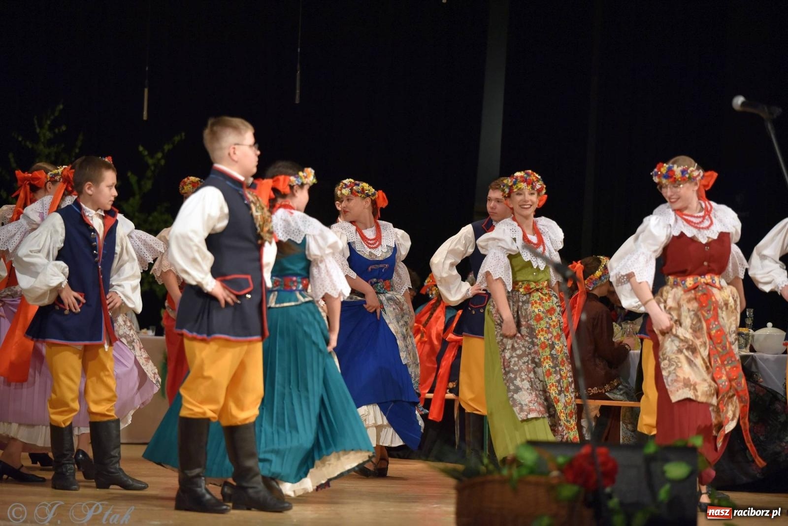 Zdjęcie w galerii na portalu naszraciborz.pl: Źródło wystawiło w RCK Wesele śląskie. Piękne widowisko pełne folkloru [FOTO i WIDEO] wiadomości z regionu