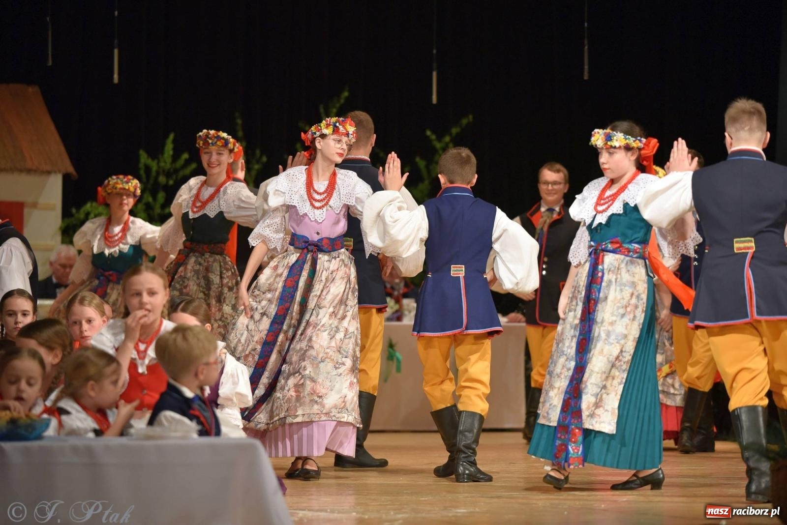 Zdjęcie w galerii na portalu naszraciborz.pl: Źródło wystawiło w RCK Wesele śląskie. Piękne widowisko pełne folkloru [FOTO i WIDEO] wiadomości z regionu