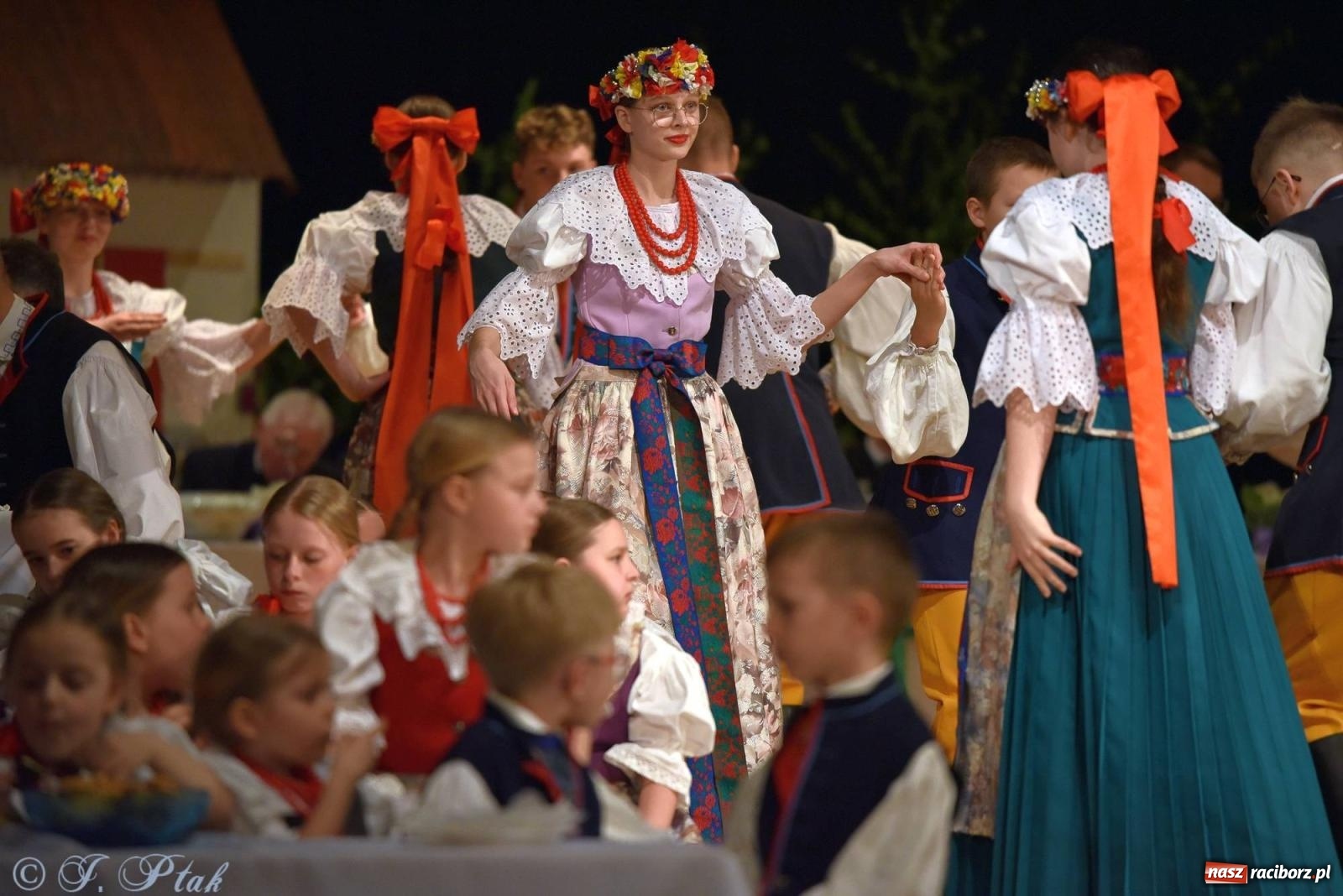 Zdjęcie w galerii na portalu naszraciborz.pl: Źródło wystawiło w RCK Wesele śląskie. Piękne widowisko pełne folkloru [FOTO i WIDEO] wiadomości z regionu