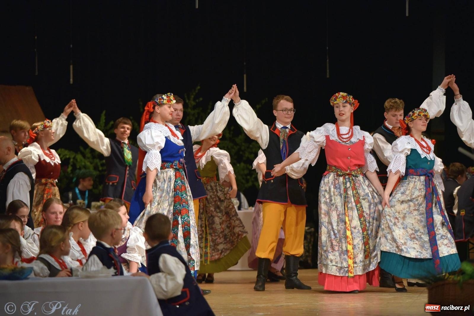 Zdjęcie w galerii na portalu naszraciborz.pl: Źródło wystawiło w RCK Wesele śląskie. Piękne widowisko pełne folkloru [FOTO i WIDEO] wiadomości z regionu