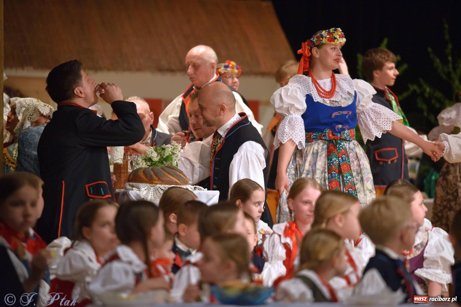 Zdjęcie w galerii na portalu naszraciborz.pl: Źródło wystawiło w RCK Wesele śląskie. Piękne widowisko pełne folkloru [FOTO i WIDEO] wiadomości z regionu