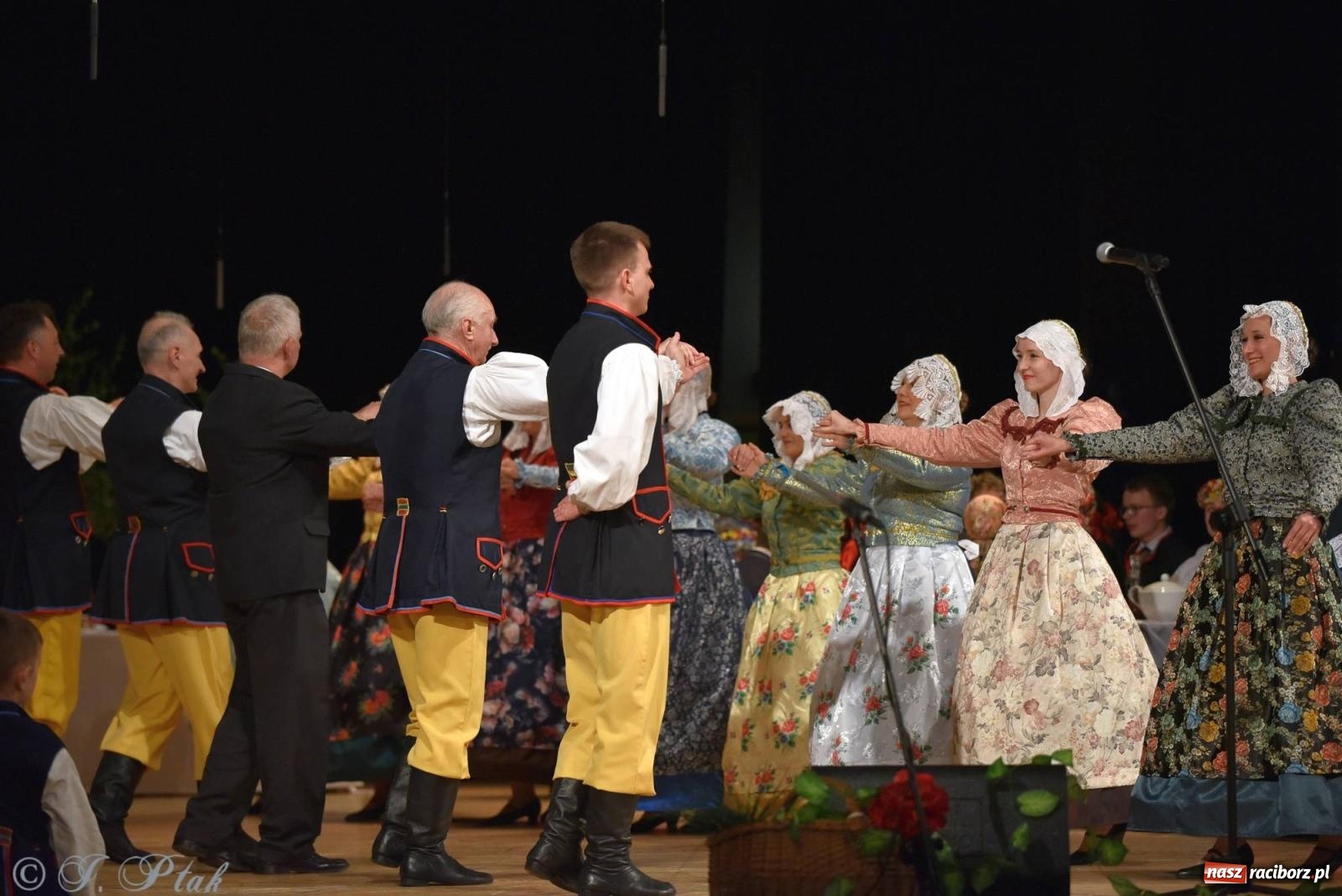 Zdjęcie w galerii na portalu naszraciborz.pl: Źródło wystawiło w RCK Wesele śląskie. Piękne widowisko pełne folkloru [FOTO i WIDEO] wiadomości z regionu