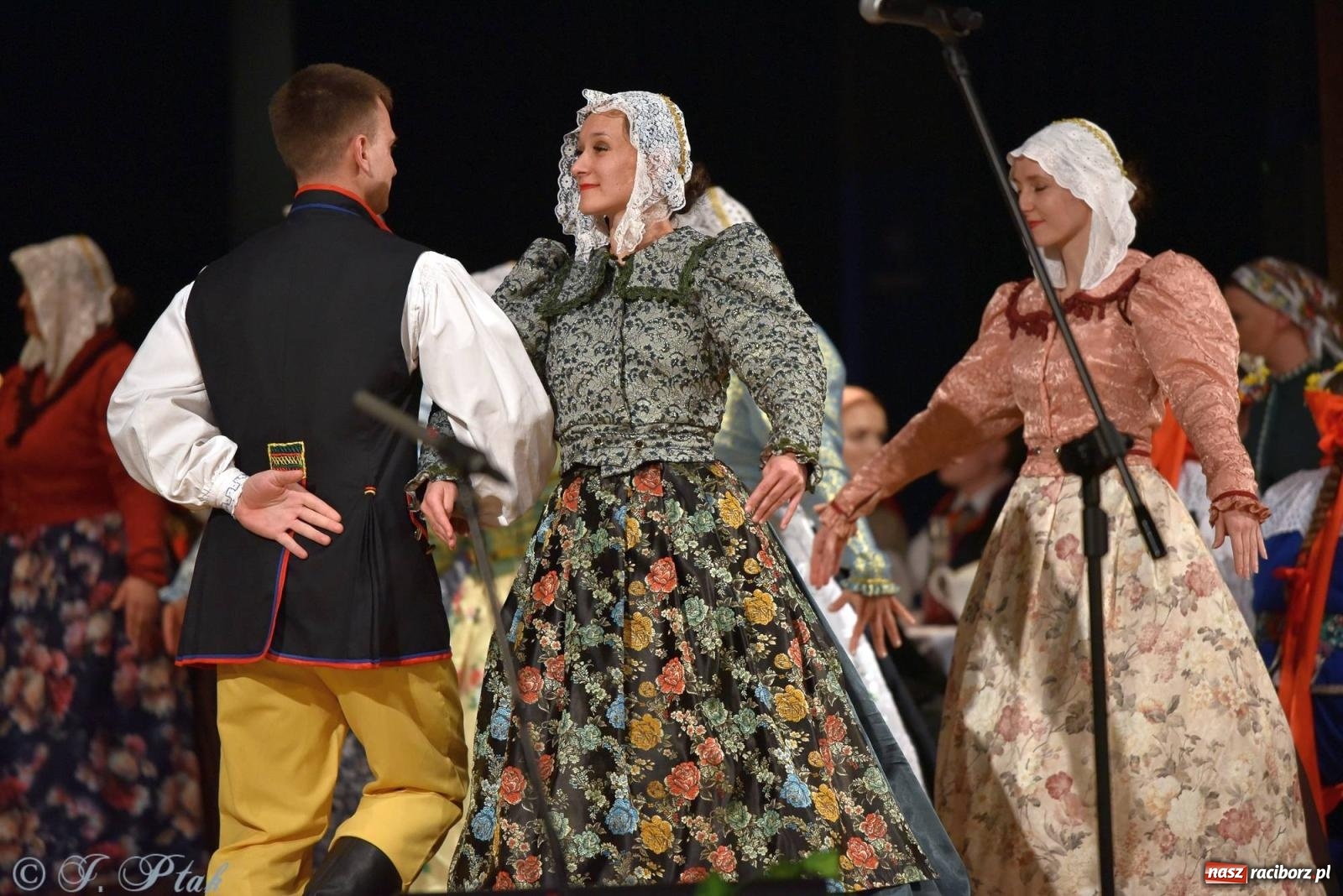 Zdjęcie w galerii na portalu naszraciborz.pl: Źródło wystawiło w RCK Wesele śląskie. Piękne widowisko pełne folkloru [FOTO i WIDEO] wiadomości z regionu