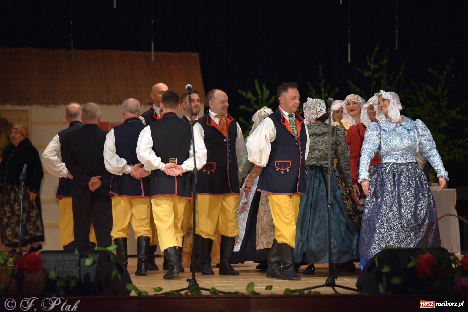 Zdjęcie w galerii na portalu naszraciborz.pl: Źródło wystawiło w RCK Wesele śląskie. Piękne widowisko pełne folkloru [FOTO i WIDEO] wiadomości z regionu