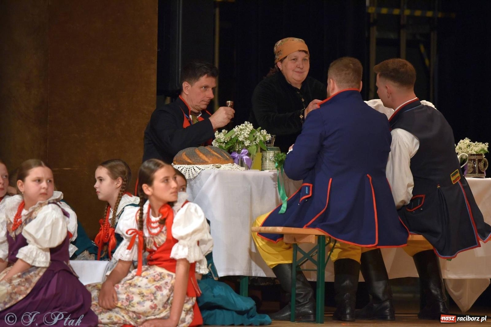 Zdjęcie w galerii na portalu naszraciborz.pl: Źródło wystawiło w RCK Wesele śląskie. Piękne widowisko pełne folkloru [FOTO i WIDEO] wiadomości z regionu