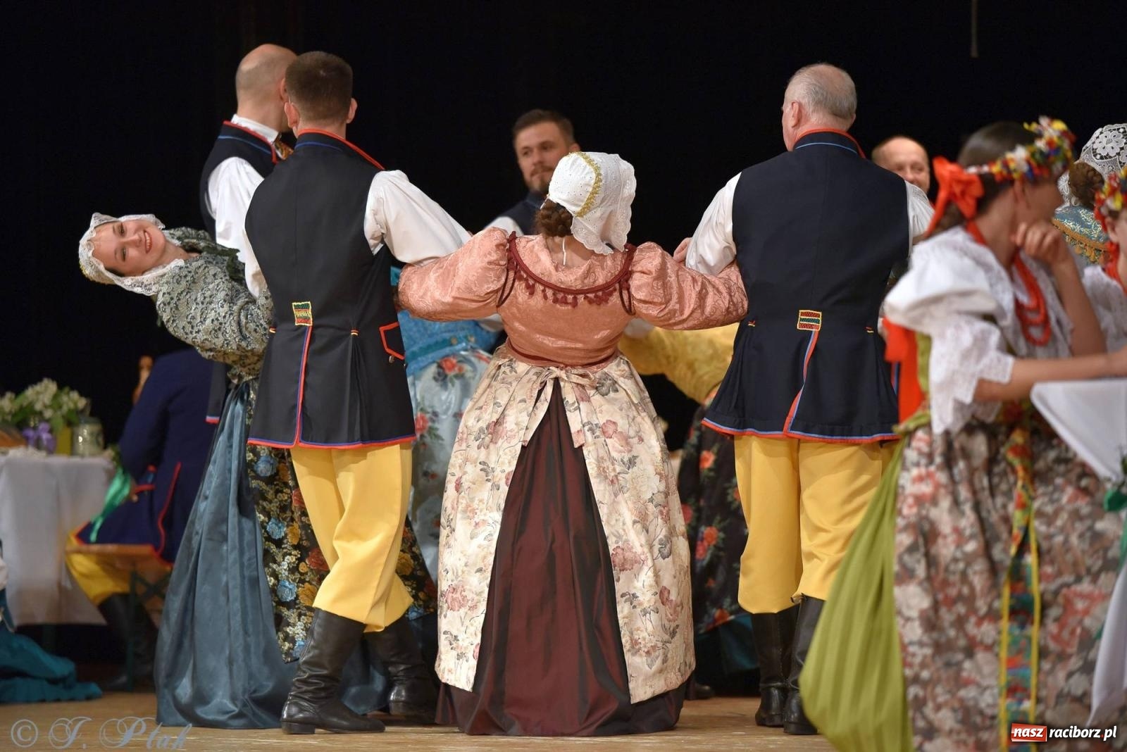 Zdjęcie w galerii na portalu naszraciborz.pl: Źródło wystawiło w RCK Wesele śląskie. Piękne widowisko pełne folkloru [FOTO i WIDEO] wiadomości z regionu