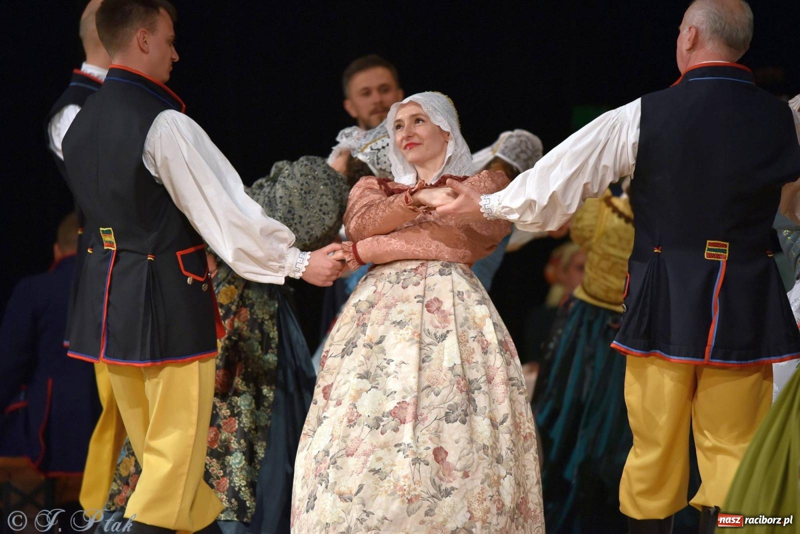 Zdjęcie w galerii na portalu naszraciborz.pl: Źródło wystawiło w RCK Wesele śląskie. Piękne widowisko pełne folkloru [FOTO i WIDEO] wiadomości z regionu