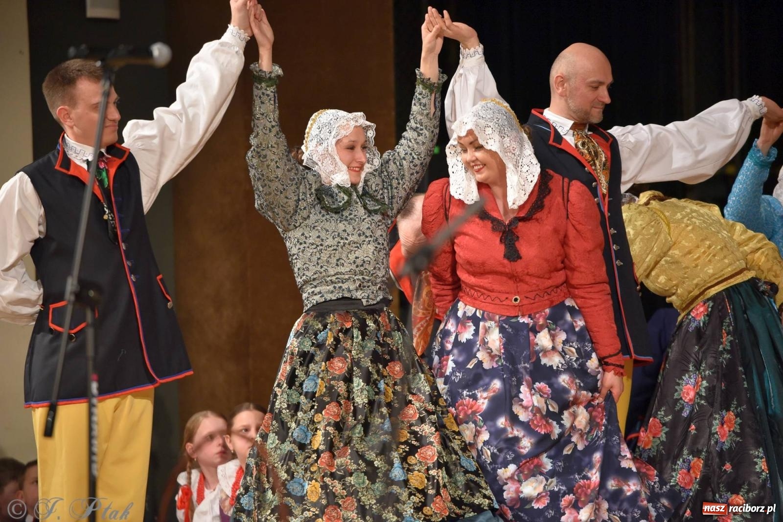 Zdjęcie w galerii na portalu naszraciborz.pl: Źródło wystawiło w RCK Wesele śląskie. Piękne widowisko pełne folkloru [FOTO i WIDEO] wiadomości z regionu