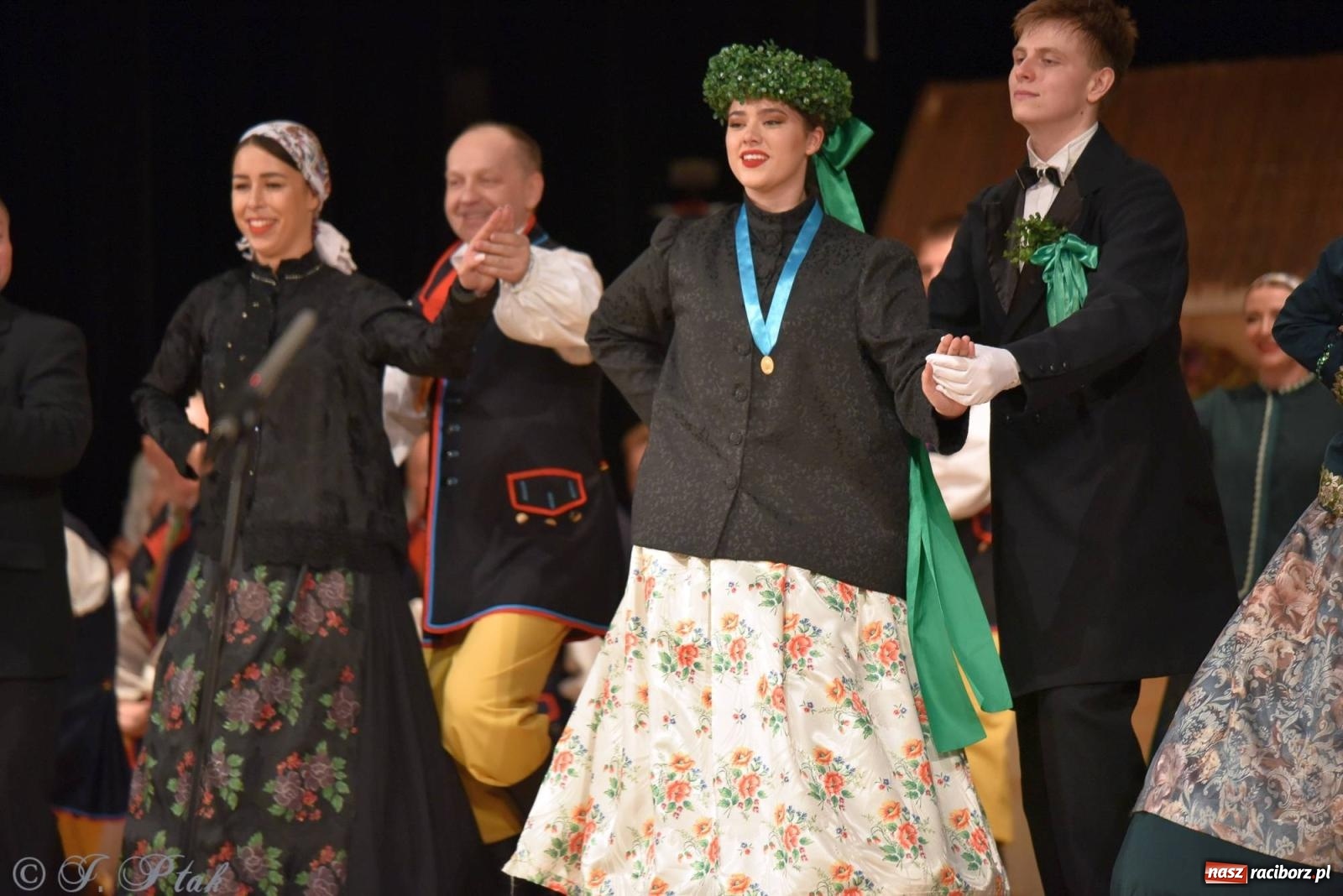 Zdjęcie w galerii na portalu naszraciborz.pl: Źródło wystawiło w RCK Wesele śląskie. Piękne widowisko pełne folkloru [FOTO i WIDEO] wiadomości z regionu