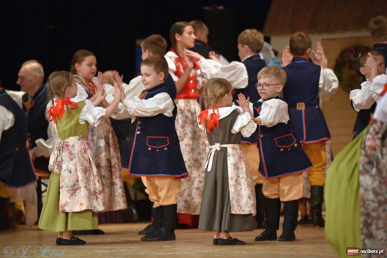 Zdjęcie w galerii na portalu naszraciborz.pl: Źródło wystawiło w RCK Wesele śląskie. Piękne widowisko pełne folkloru [FOTO i WIDEO] wiadomości z regionu