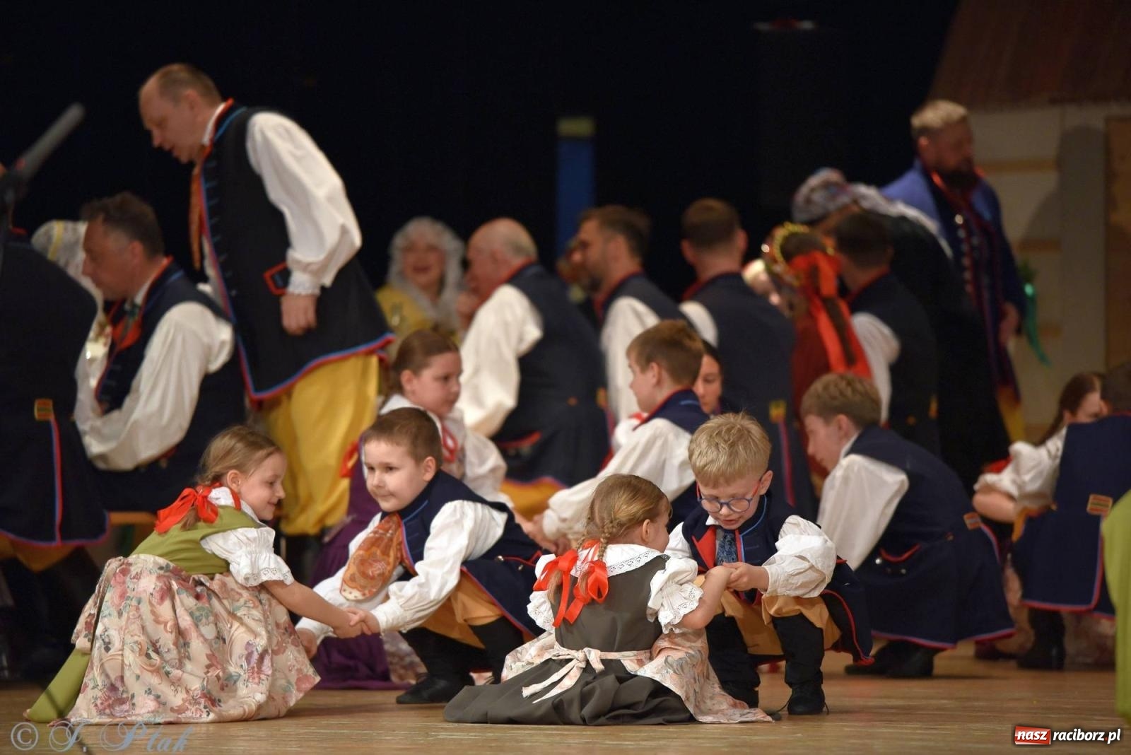 Zdjęcie w galerii na portalu naszraciborz.pl: Źródło wystawiło w RCK Wesele śląskie. Piękne widowisko pełne folkloru [FOTO i WIDEO] wiadomości z regionu