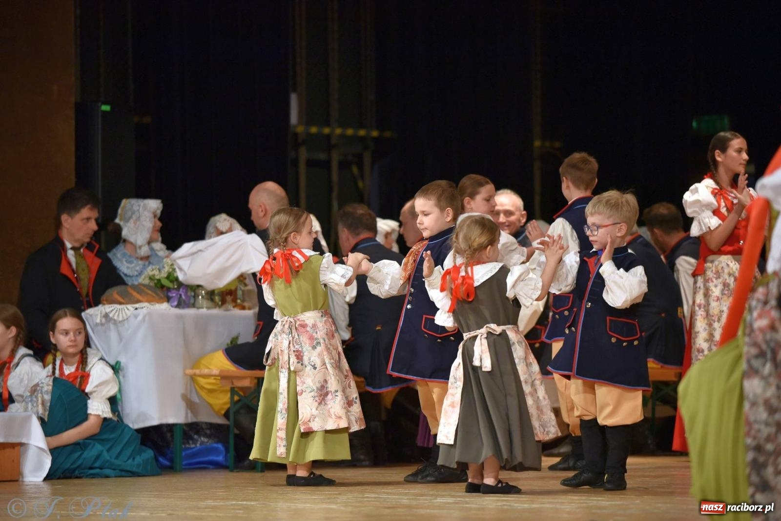 Zdjęcie w galerii na portalu naszraciborz.pl: Źródło wystawiło w RCK Wesele śląskie. Piękne widowisko pełne folkloru [FOTO i WIDEO] wiadomości z regionu
