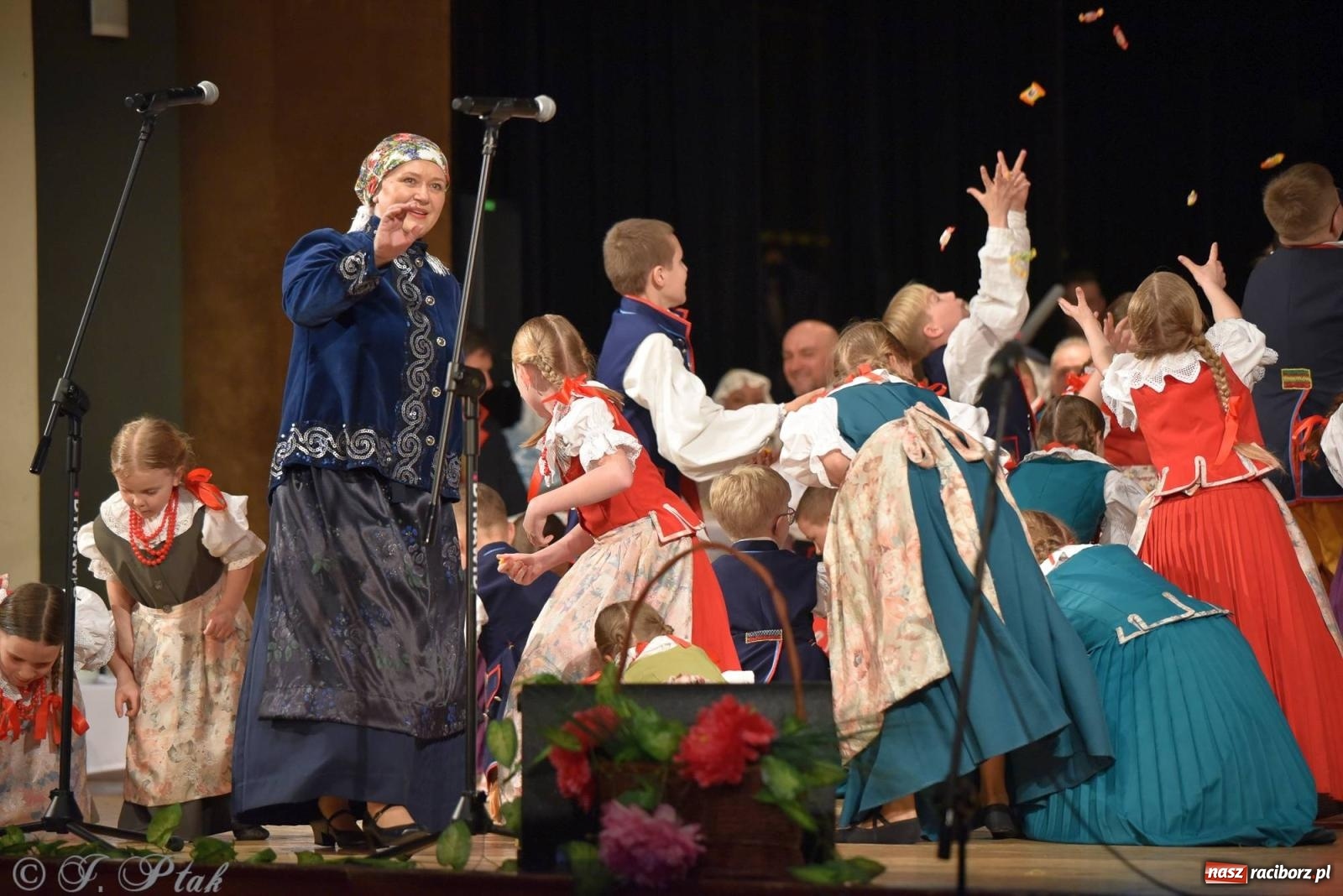 Zdjęcie w galerii na portalu naszraciborz.pl: Źródło wystawiło w RCK Wesele śląskie. Piękne widowisko pełne folkloru [FOTO i WIDEO] wiadomości z regionu