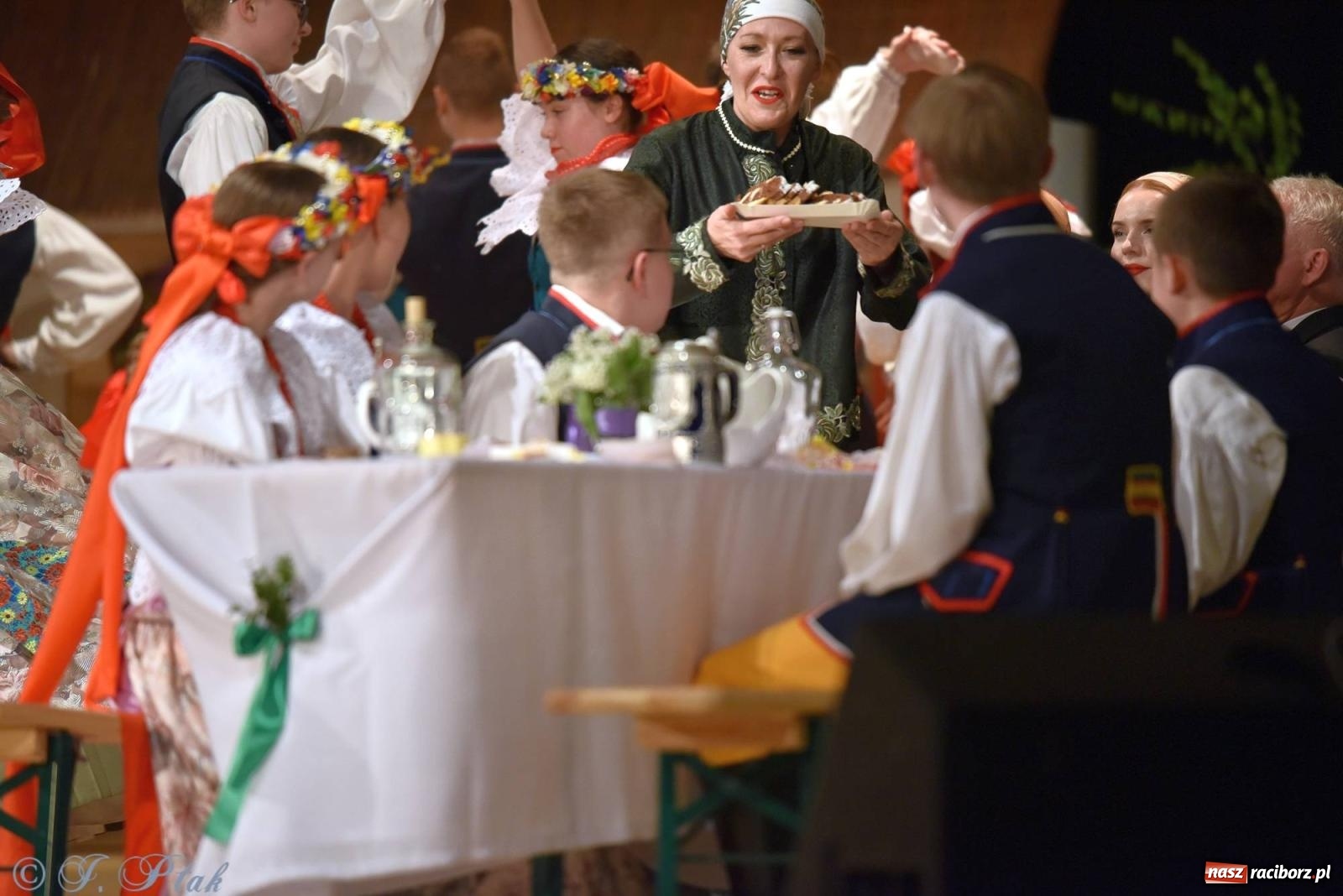 Zdjęcie w galerii na portalu naszraciborz.pl: Źródło wystawiło w RCK Wesele śląskie. Piękne widowisko pełne folkloru [FOTO i WIDEO] wiadomości z regionu