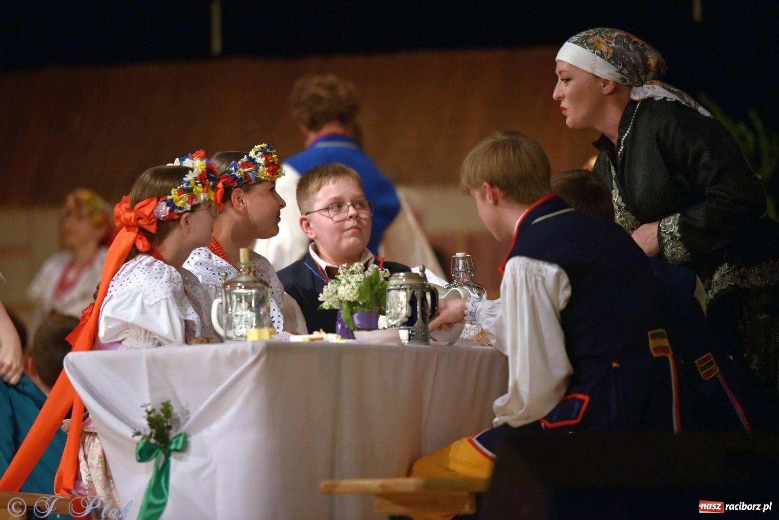 Zdjęcie w galerii na portalu naszraciborz.pl: Źródło wystawiło w RCK Wesele śląskie. Piękne widowisko pełne folkloru [FOTO i WIDEO] wiadomości z regionu