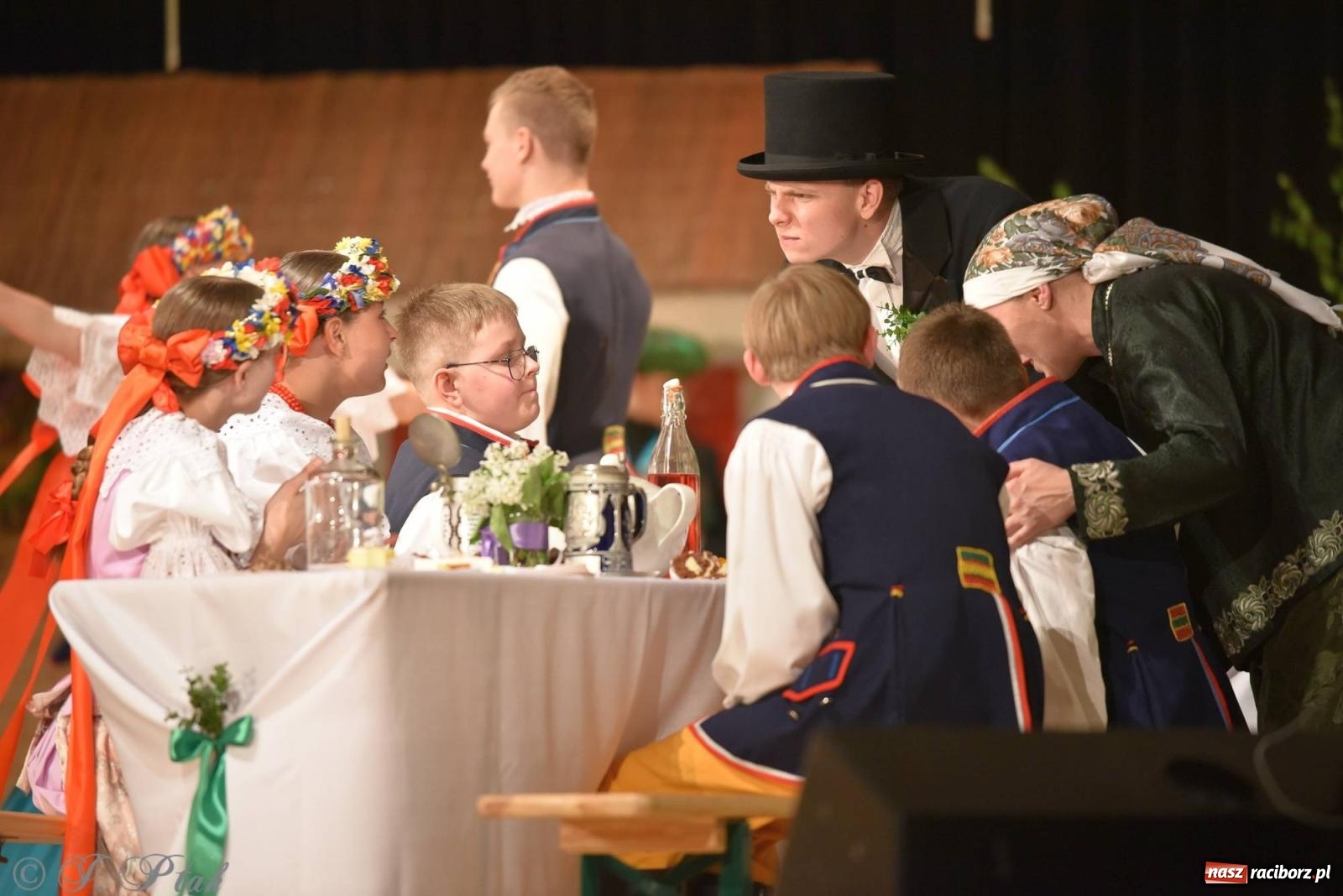 Zdjęcie w galerii na portalu naszraciborz.pl: Źródło wystawiło w RCK Wesele śląskie. Piękne widowisko pełne folkloru [FOTO i WIDEO] wiadomości z regionu
