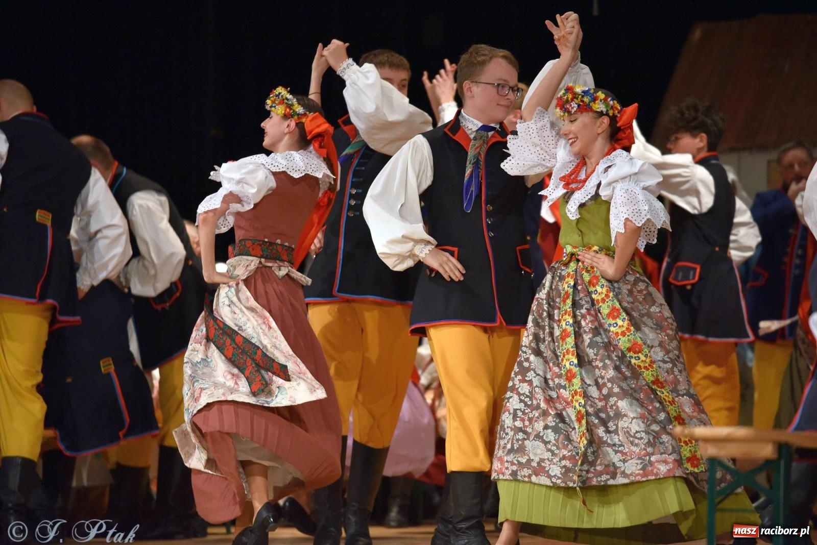 Zdjęcie w galerii na portalu naszraciborz.pl: Źródło wystawiło w RCK Wesele śląskie. Piękne widowisko pełne folkloru [FOTO i WIDEO] wiadomości z regionu