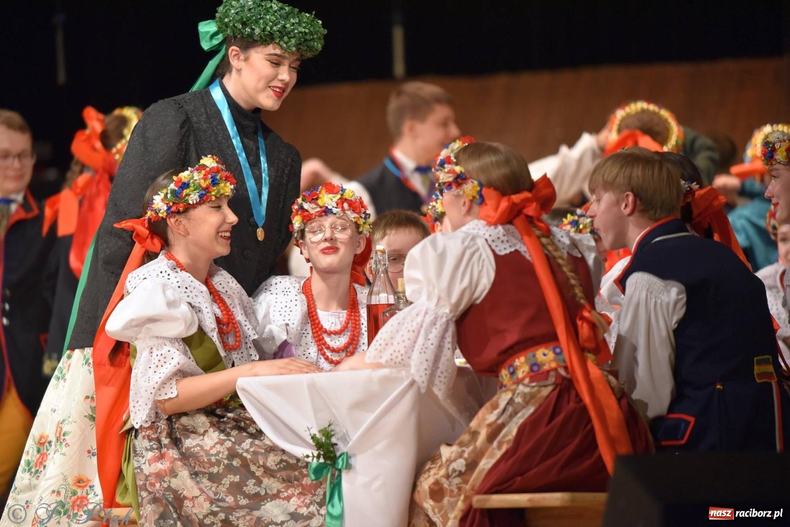 Zdjęcie w galerii na portalu naszraciborz.pl: Źródło wystawiło w RCK Wesele śląskie. Piękne widowisko pełne folkloru [FOTO i WIDEO] wiadomości z regionu