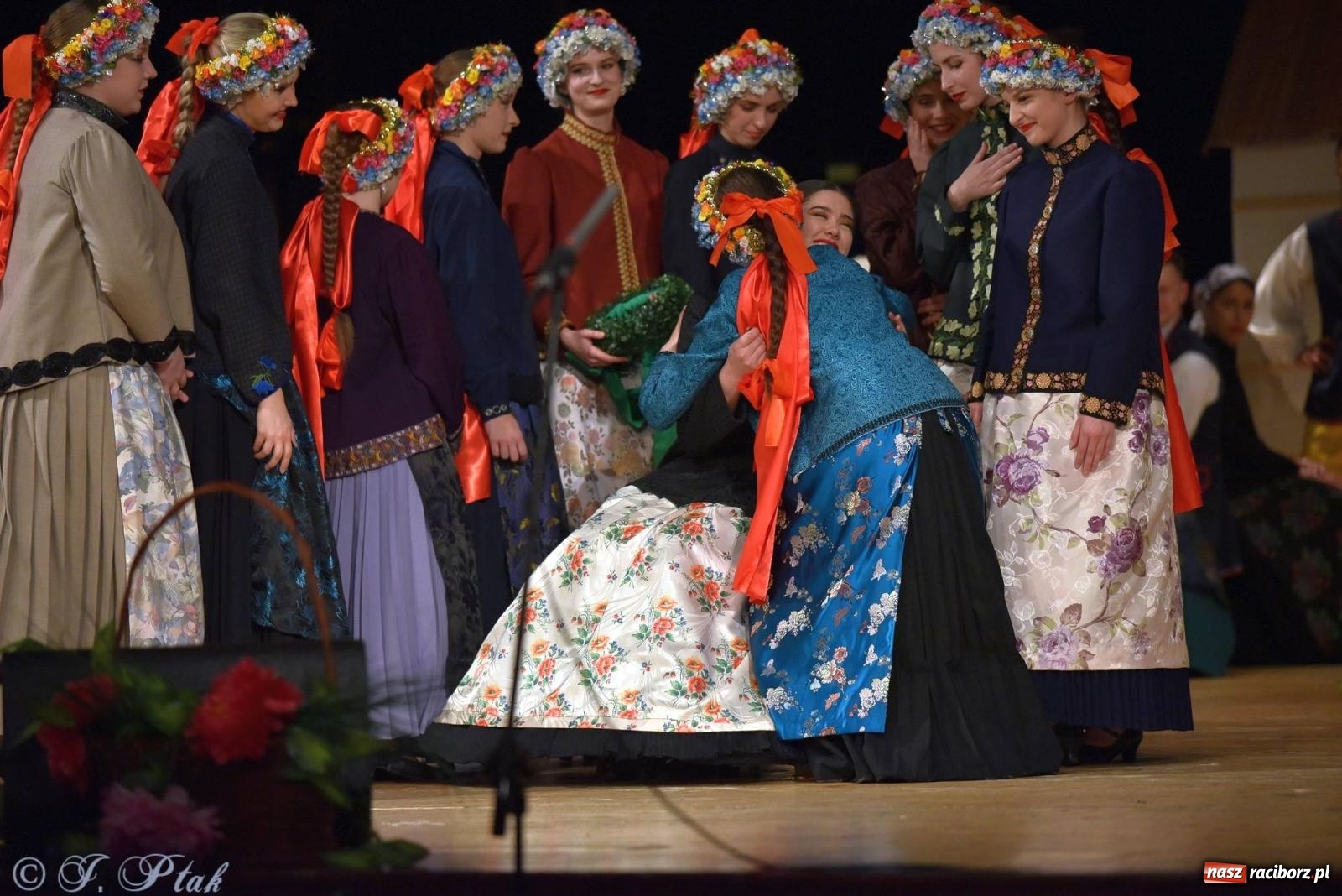 Zdjęcie w galerii na portalu naszraciborz.pl: Źródło wystawiło w RCK Wesele śląskie. Piękne widowisko pełne folkloru [FOTO i WIDEO] wiadomości z regionu