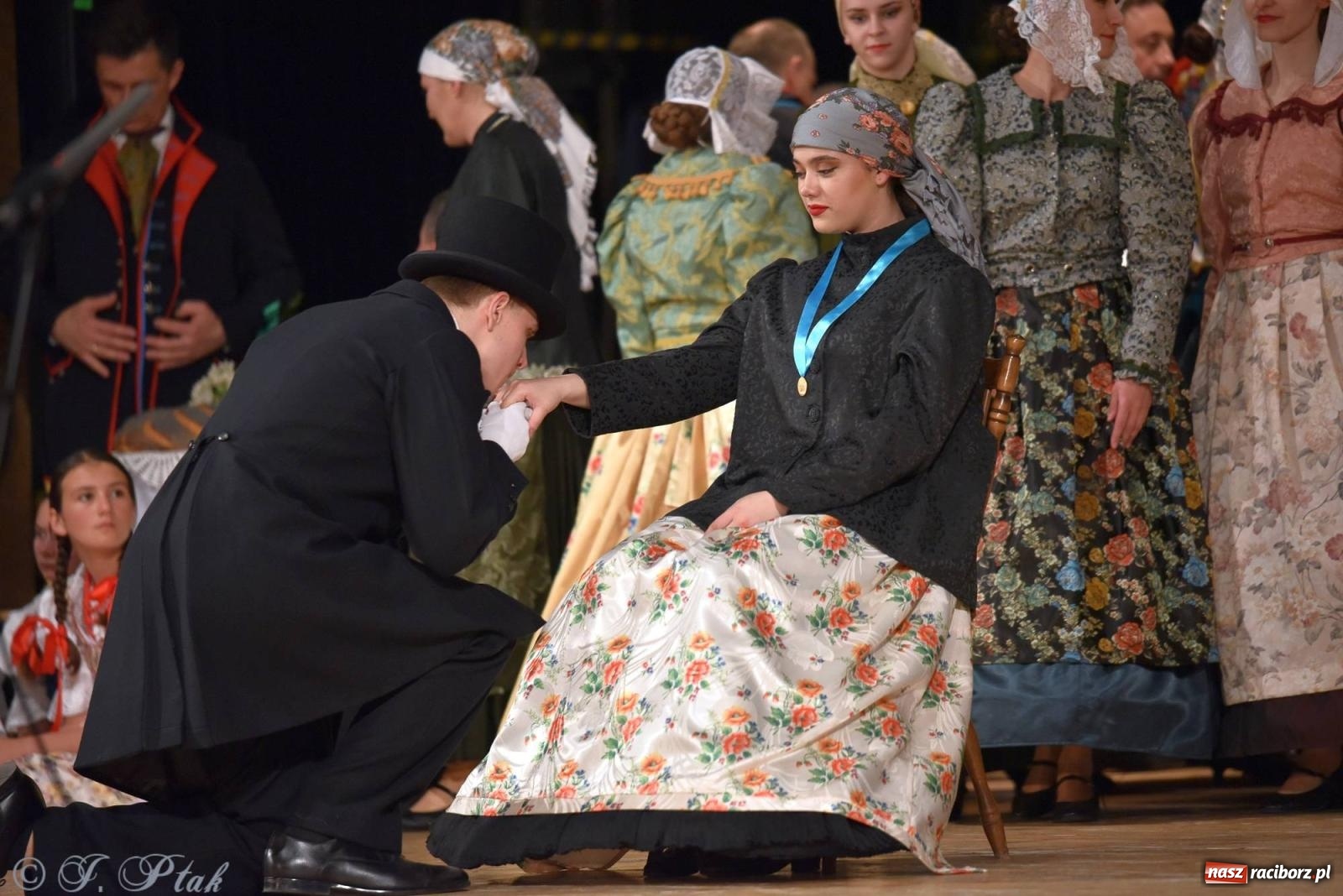Zdjęcie w galerii na portalu naszraciborz.pl: Źródło wystawiło w RCK Wesele śląskie. Piękne widowisko pełne folkloru [FOTO i WIDEO] wiadomości z regionu