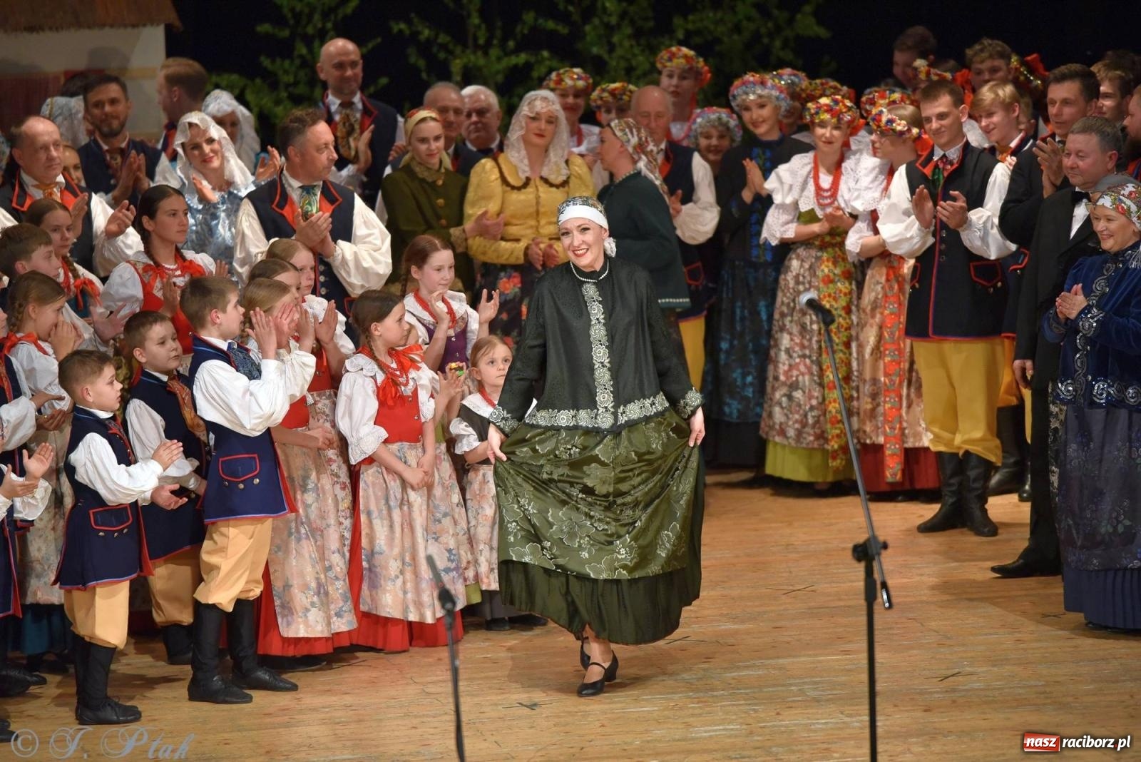 Zdjęcie w galerii na portalu naszraciborz.pl: Źródło wystawiło w RCK Wesele śląskie. Piękne widowisko pełne folkloru [FOTO i WIDEO] wiadomości z regionu