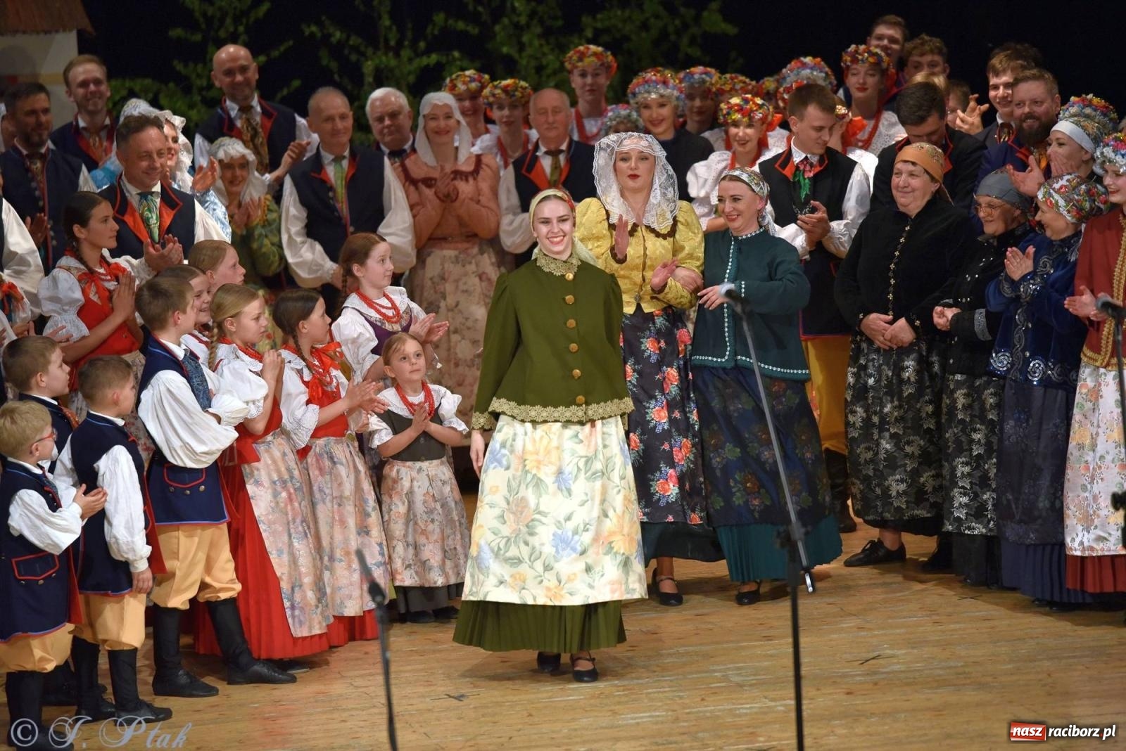 Zdjęcie w galerii na portalu naszraciborz.pl: Źródło wystawiło w RCK Wesele śląskie. Piękne widowisko pełne folkloru [FOTO i WIDEO] wiadomości z regionu