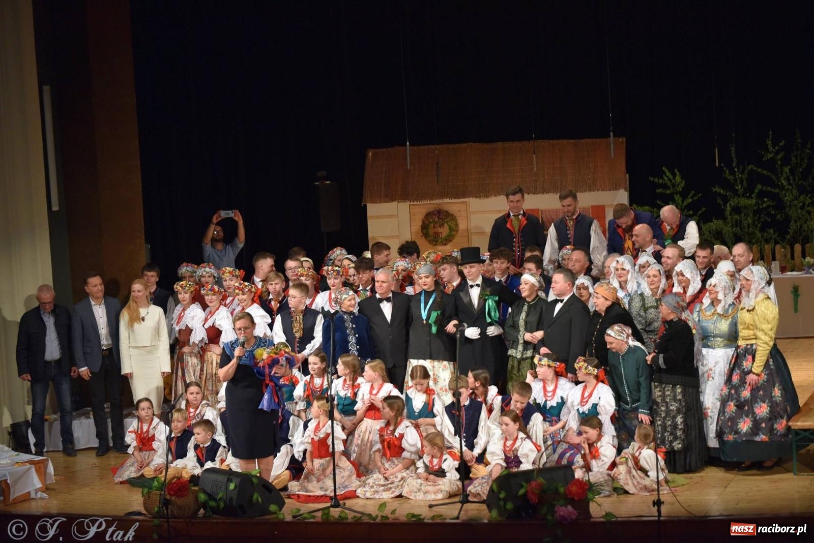 Zdjęcie w galerii na portalu naszraciborz.pl: Źródło wystawiło w RCK Wesele śląskie. Piękne widowisko pełne folkloru [FOTO i WIDEO] wiadomości z regionu