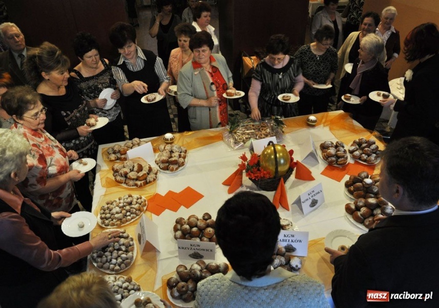 Zdjęcie w galerii na portalu naszraciborz.pl: Tłusty czwartek ze śpiewem i DJ-em wiadomości z regionu