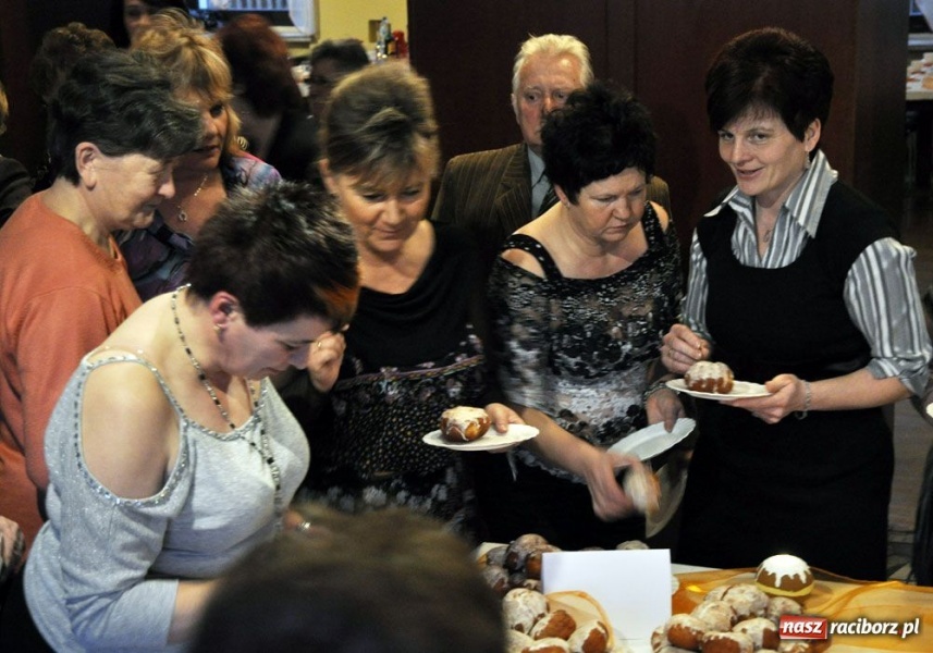 Zdjęcie w galerii na portalu naszraciborz.pl: Tłusty czwartek ze śpiewem i DJ-em wiadomości z regionu