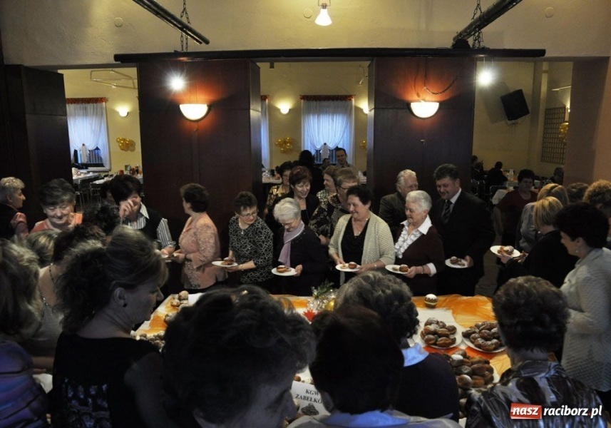Zdjęcie w galerii na portalu naszraciborz.pl: Tłusty czwartek ze śpiewem i DJ-em wiadomości z regionu