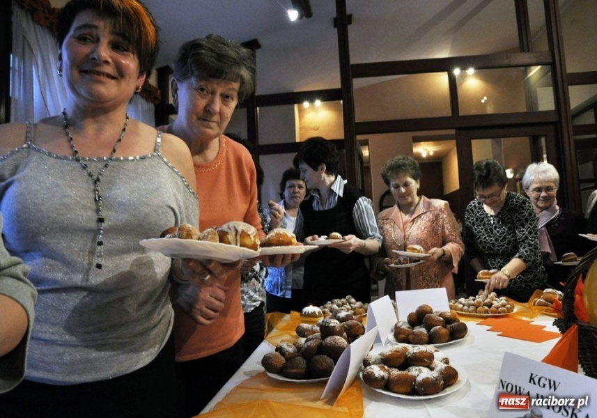 Zdjęcie w galerii na portalu naszraciborz.pl: Tłusty czwartek ze śpiewem i DJ-em wiadomości z regionu