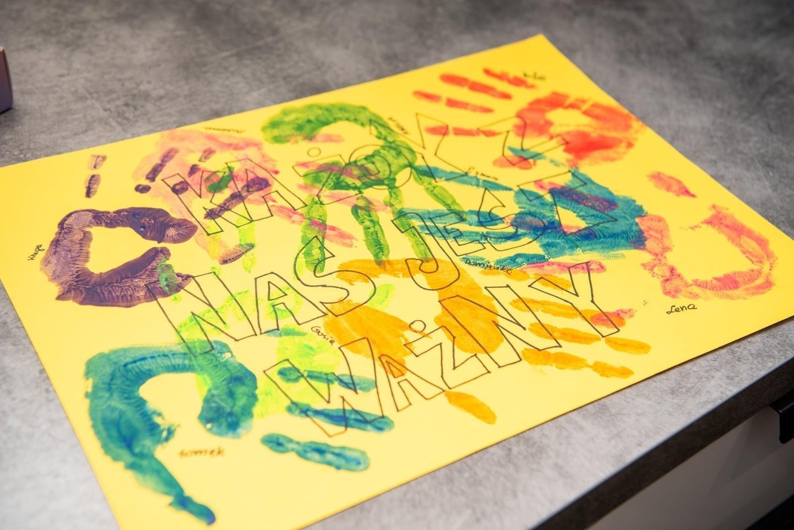 Zdjęcie w galerii na portalu naszraciborz.pl: Uczennice z raciborskiego DLO wspierają dzieci z ośrodka opiekuńczo-wychowawczego w Samborowicach wiadomości z regionu