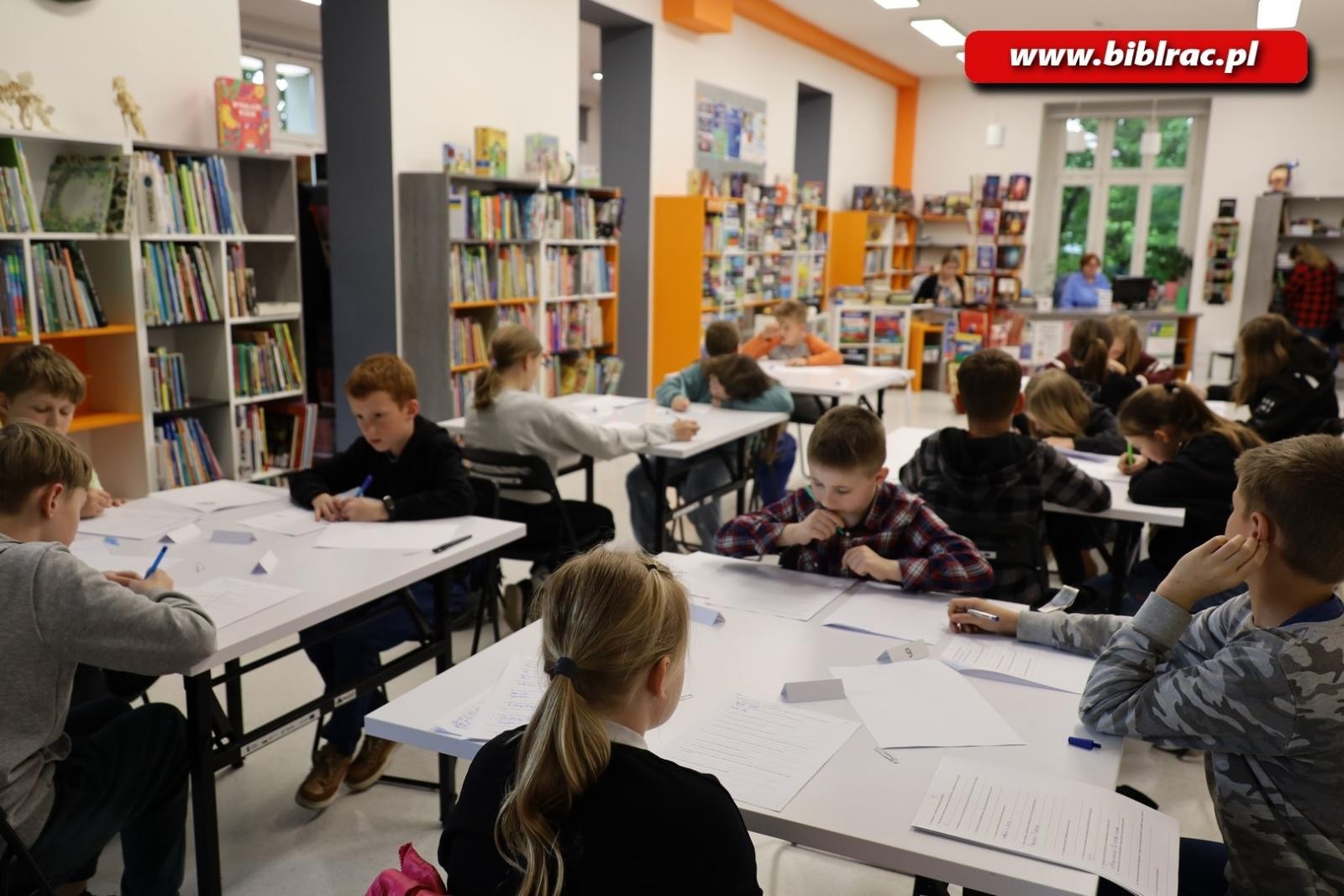 Zdjęcie w galerii na portalu naszraciborz.pl: Magiczny świat Baśnioboru na konkursie w raciborskiej bibliotece wiadomości z regionu