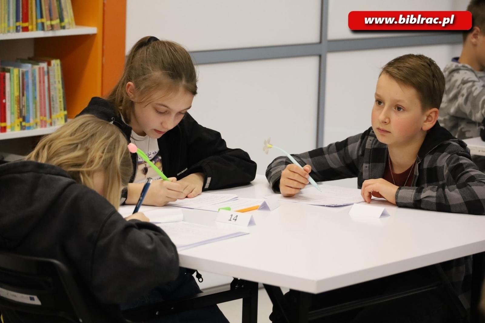 Zdjęcie w galerii na portalu naszraciborz.pl: Magiczny świat Baśnioboru na konkursie w raciborskiej bibliotece wiadomości z regionu