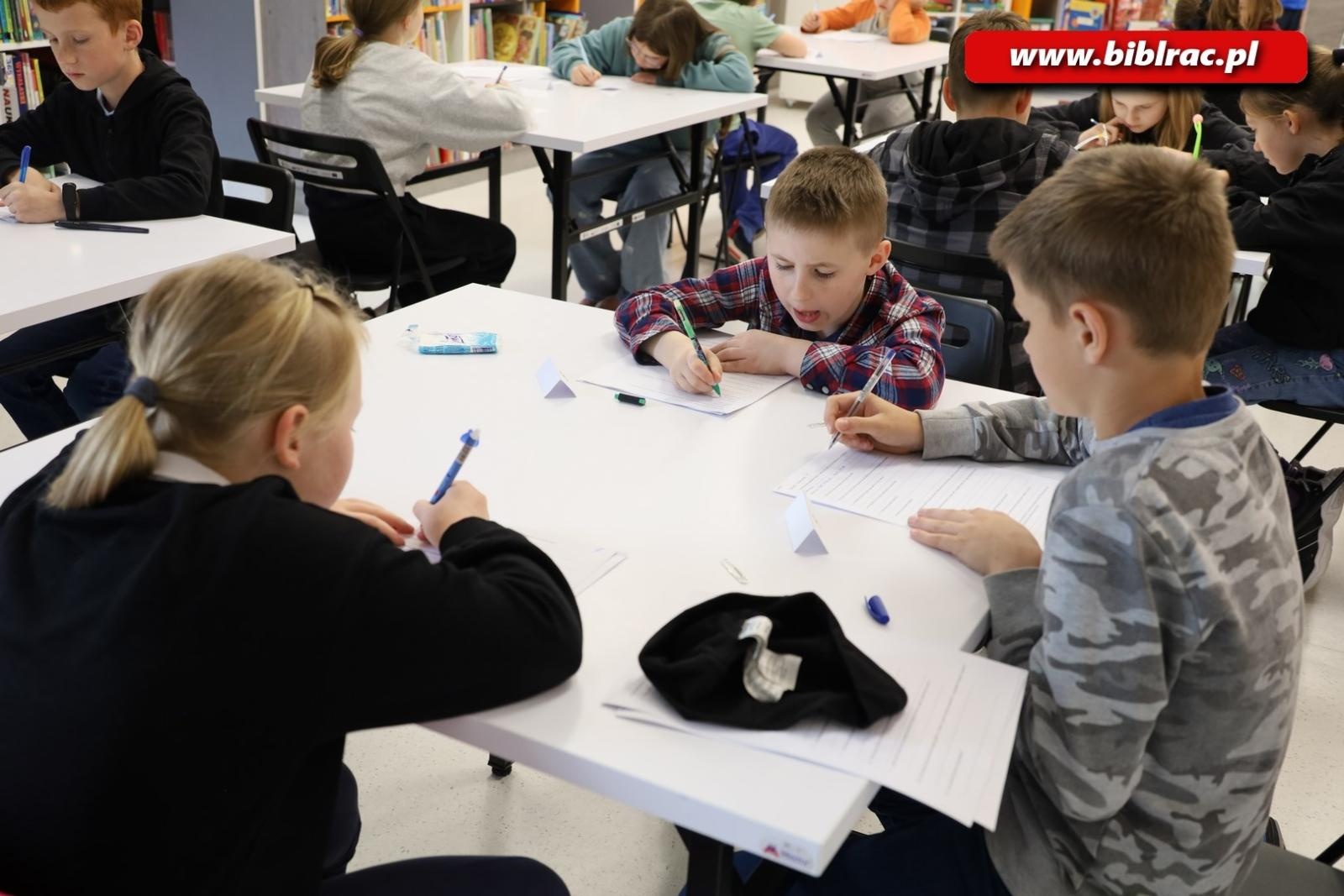 Zdjęcie w galerii na portalu naszraciborz.pl: Magiczny świat Baśnioboru na konkursie w raciborskiej bibliotece wiadomości z regionu