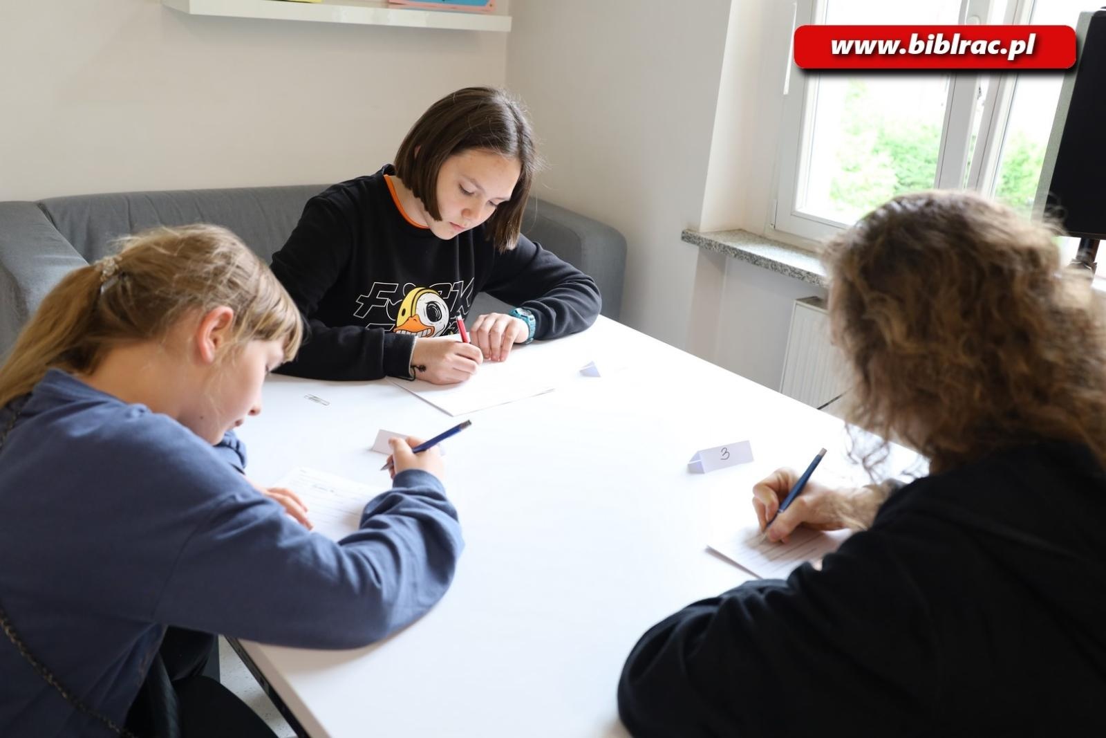 Zdjęcie w galerii na portalu naszraciborz.pl: Magiczny świat Baśnioboru na konkursie w raciborskiej bibliotece wiadomości z regionu