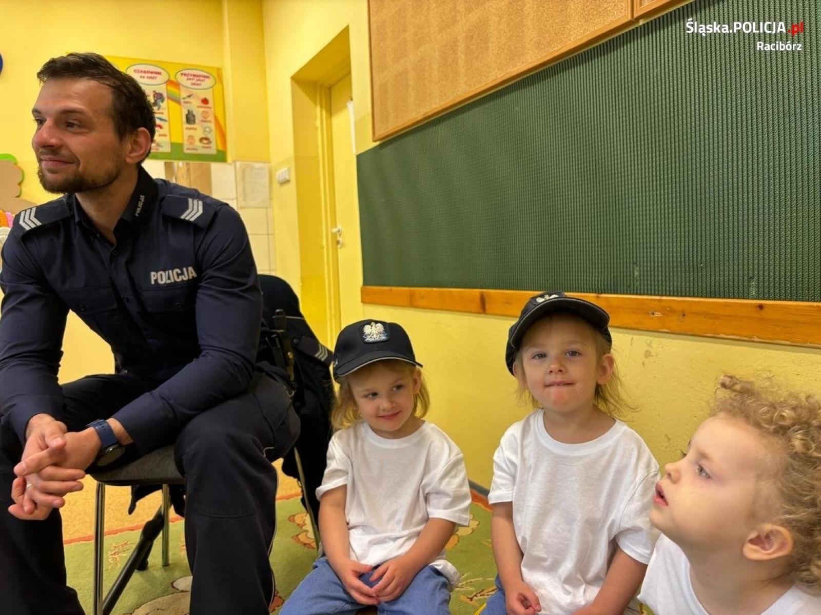 Zdjęcie w galerii na portalu naszraciborz.pl: Policjanci z Raciborza z wizytą u najmłodszych wiadomości z regionu