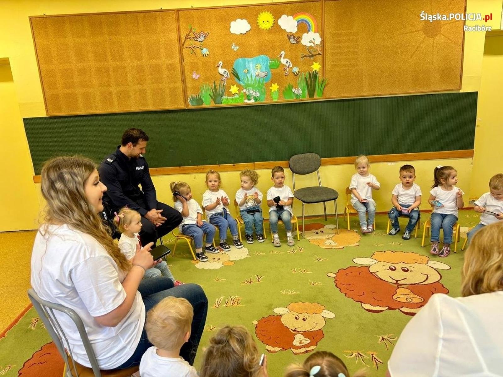 Zdjęcie w galerii na portalu naszraciborz.pl: Policjanci z Raciborza z wizytą u najmłodszych wiadomości z regionu