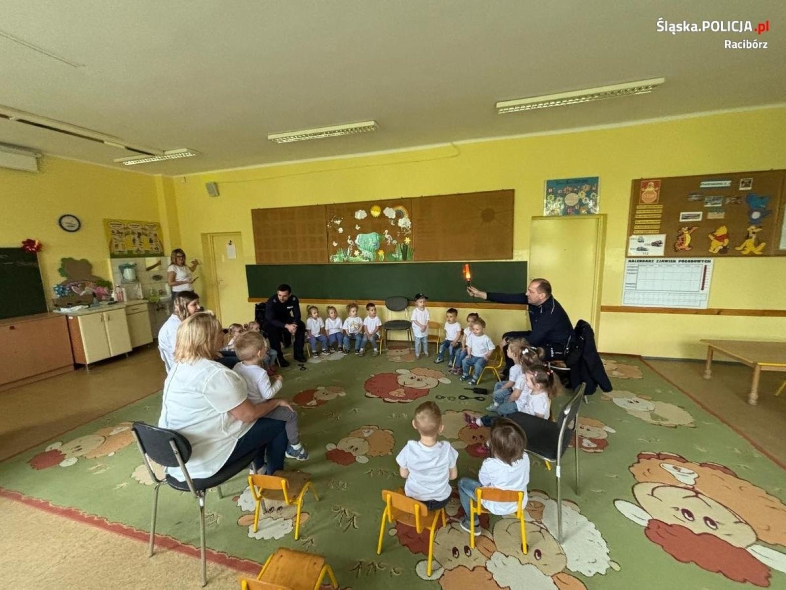 Zdjęcie w galerii na portalu naszraciborz.pl: Policjanci z Raciborza z wizytą u najmłodszych wiadomości z regionu