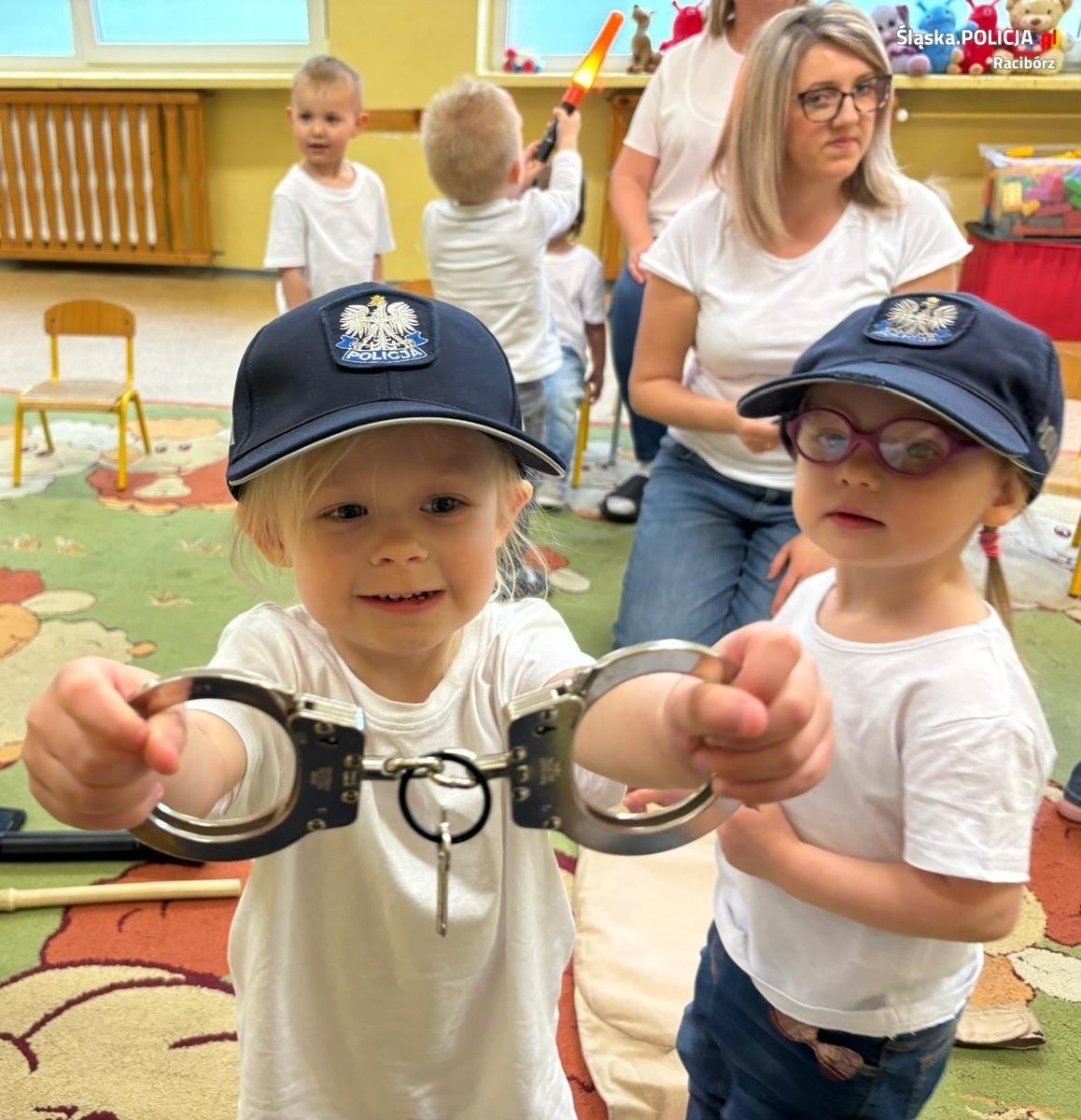 Zdjęcie w galerii na portalu naszraciborz.pl: Policjanci z Raciborza z wizytą u najmłodszych wiadomości z regionu
