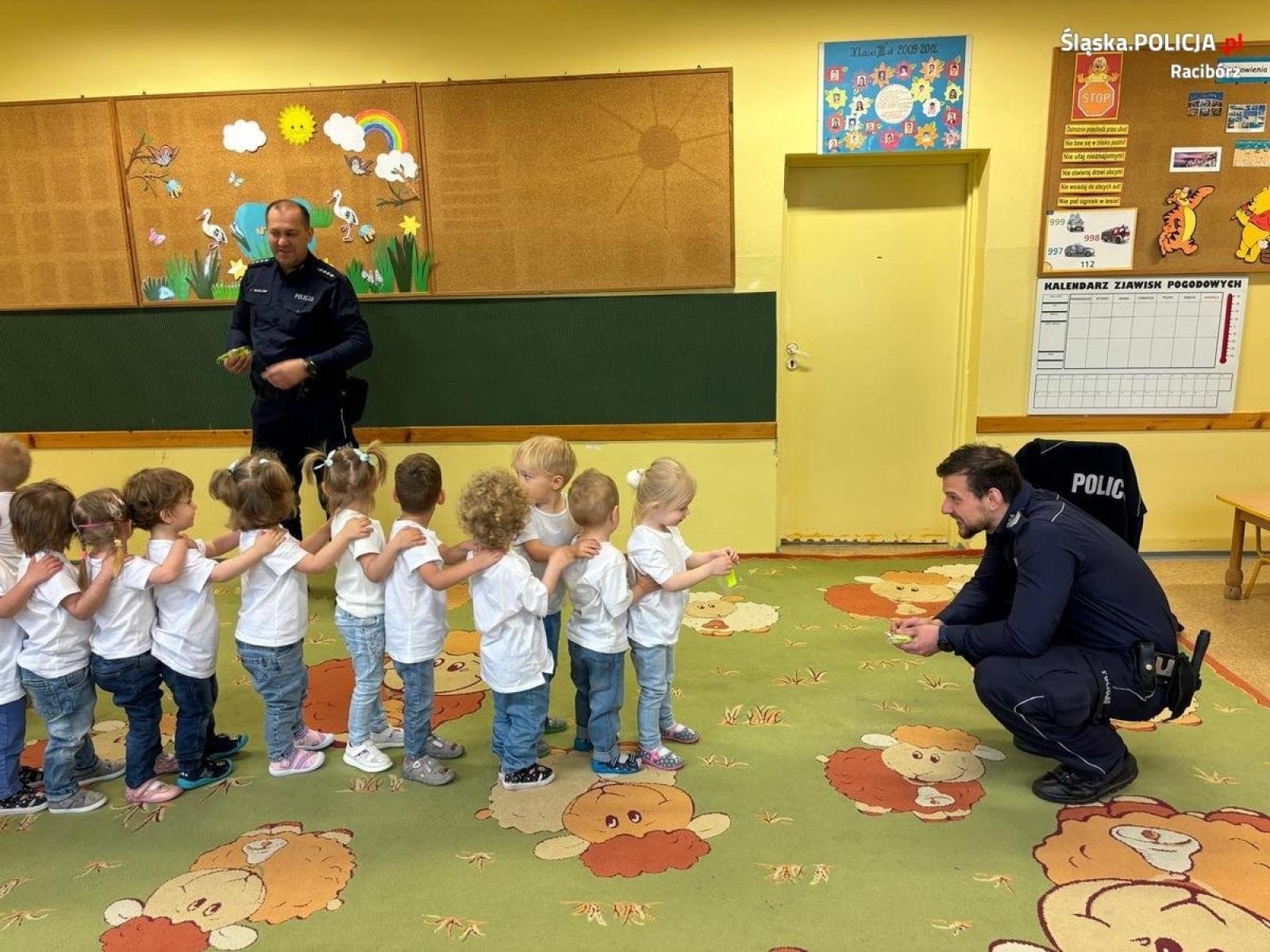 Zdjęcie w galerii na portalu naszraciborz.pl: Policjanci z Raciborza z wizytą u najmłodszych wiadomości z regionu