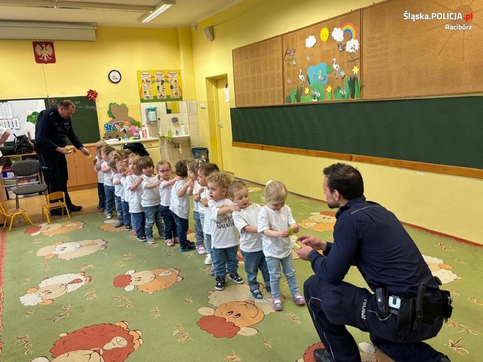Zdjęcie w galerii na portalu naszraciborz.pl: Policjanci z Raciborza z wizytą u najmłodszych wiadomości z regionu