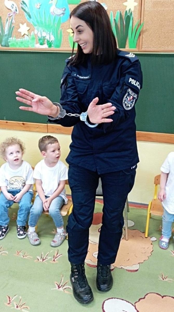 Zdjęcie w galerii na portalu naszraciborz.pl: Policjanci z Raciborza z wizytą u najmłodszych wiadomości z regionu